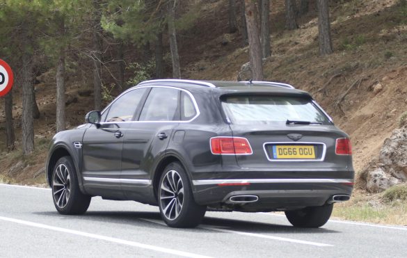 Bentley Bentayga PHEV – tapety na pulpit (24)