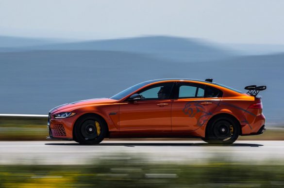 Jaguar XE 2019 – tapety na pulpit (11)