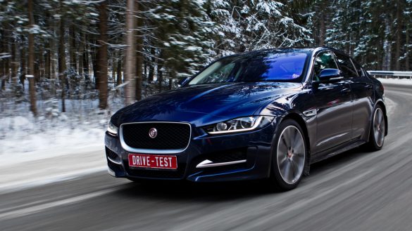 Jaguar XE 2019 – tapety na pulpit (12)