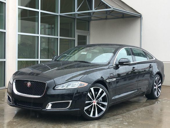 Jaguar XE 2019 – tapety na pulpit (23)