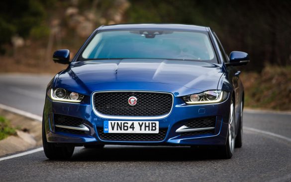 Jaguar XE 2019 – tapety na pulpit (26)