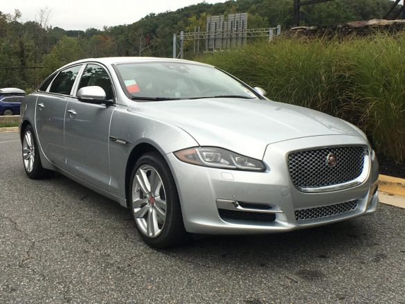 Jaguar XE 2019 – tapety na pulpit (29)